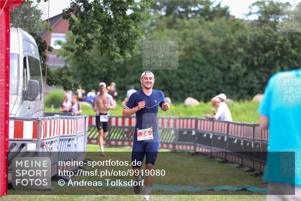 21.06.2026 - 29. Vierlanden-Triathlon Andreas Tolksdorf http://msf.ph/oto/9919080 21.06.2026 12:38:46 Ziel 24, 1355 meine-sportfotos.de