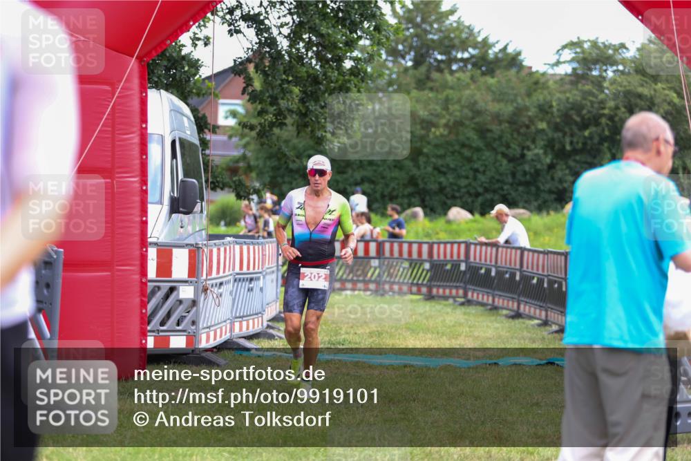21.06.2026 - 29. Vierlanden-Triathlon Andreas Tolksdorf http://msf.ph/oto/9919101 21.06.2026 12:39:24 Ziel 16, 202 meine-sportfotos.de