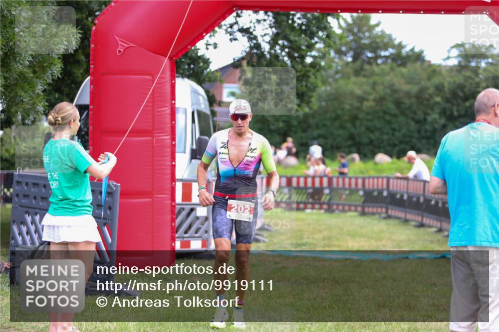 21.06.2026 - 29. Vierlanden-Triathlon Andreas Tolksdorf http://msf.ph/oto/9919111 21.06.2026 12:39:26 Ziel 16, 202 meine-sportfotos.de