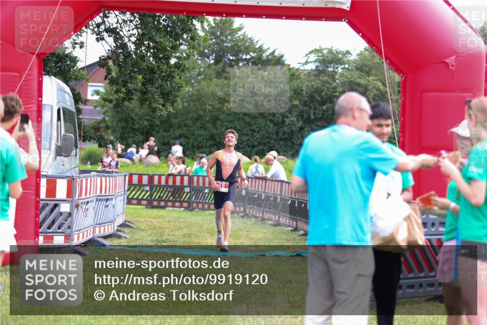 21.06.2026 - 29. Vierlanden-Triathlon Andreas Tolksdorf http://msf.ph/oto/9919120 21.06.2026 12:39:33 Ziel 16 meine-sportfotos.de