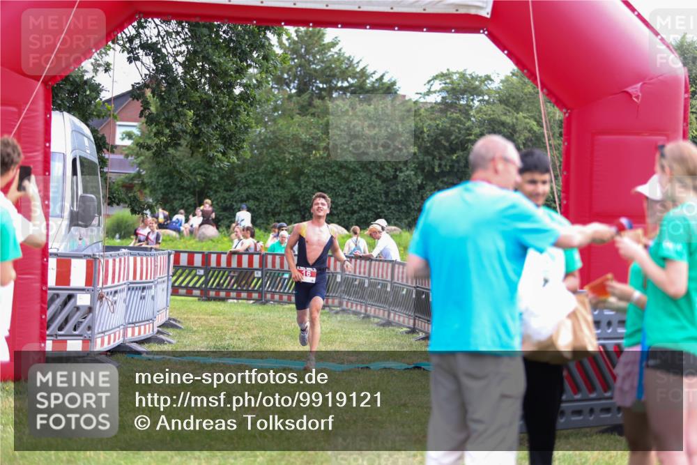 21.06.2026 - 29. Vierlanden-Triathlon Andreas Tolksdorf http://msf.ph/oto/9919121 21.06.2026 12:39:33 Ziel 16 meine-sportfotos.de