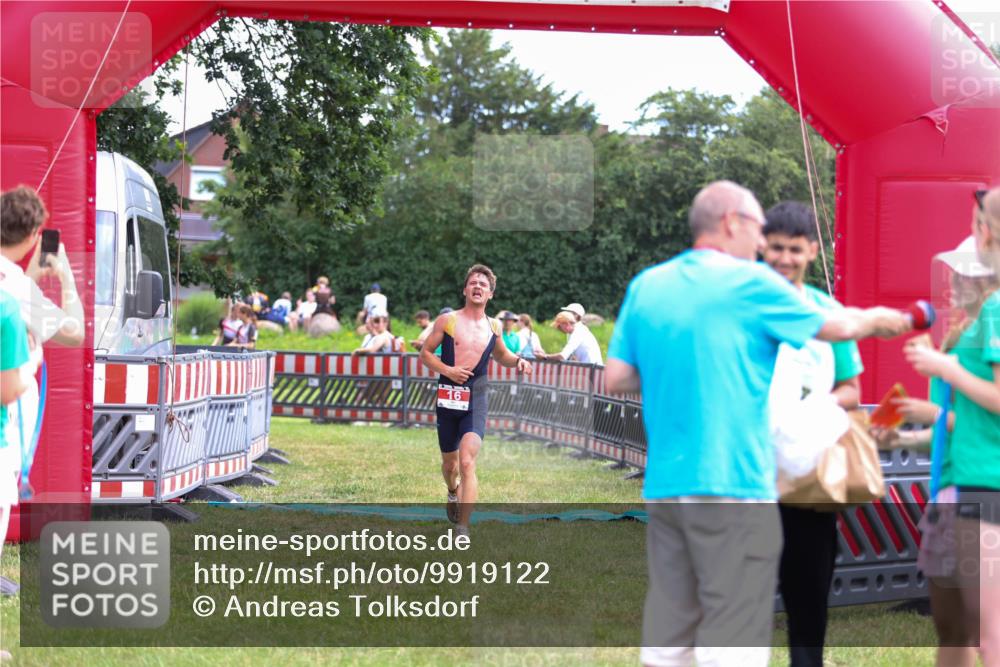 21.06.2026 - 29. Vierlanden-Triathlon Andreas Tolksdorf http://msf.ph/oto/9919122 21.06.2026 12:39:34 Ziel 16 meine-sportfotos.de