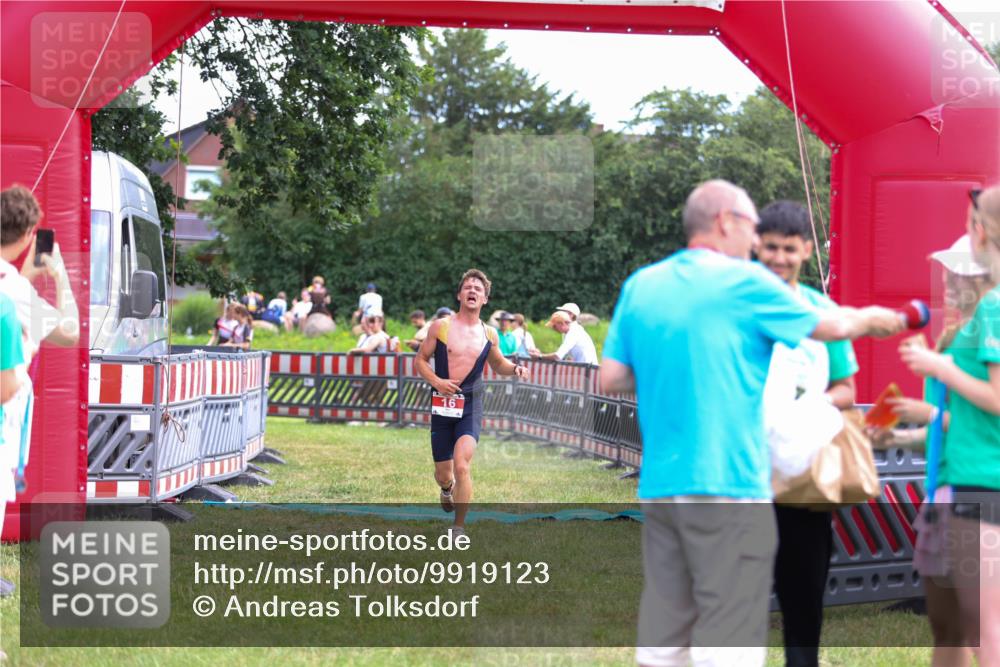 21.06.2026 - 29. Vierlanden-Triathlon Andreas Tolksdorf http://msf.ph/oto/9919123 21.06.2026 12:39:34 Ziel 16 meine-sportfotos.de