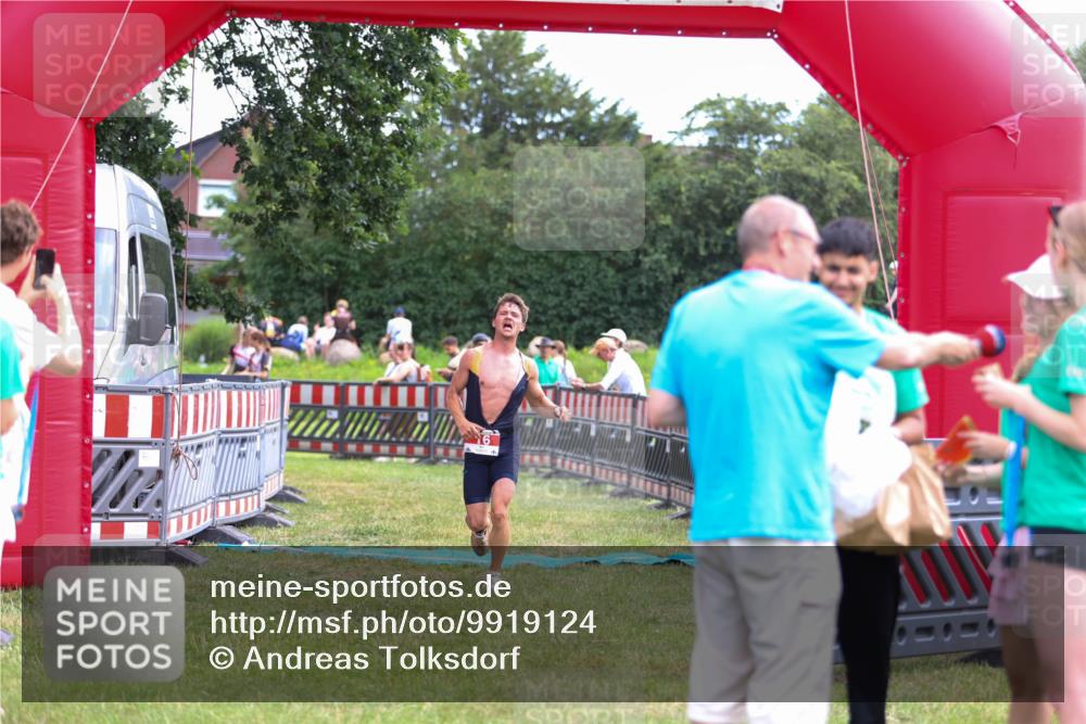21.06.2026 - 29. Vierlanden-Triathlon Andreas Tolksdorf http://msf.ph/oto/9919124 21.06.2026 12:39:34 Ziel 16 meine-sportfotos.de