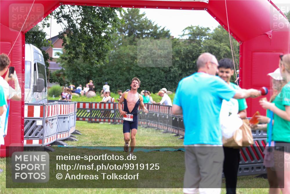 21.06.2026 - 29. Vierlanden-Triathlon Andreas Tolksdorf http://msf.ph/oto/9919125 21.06.2026 12:39:34 Ziel 16 meine-sportfotos.de
