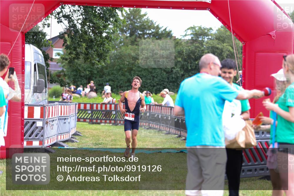 21.06.2026 - 29. Vierlanden-Triathlon Andreas Tolksdorf http://msf.ph/oto/9919126 21.06.2026 12:39:34 Ziel 16 meine-sportfotos.de