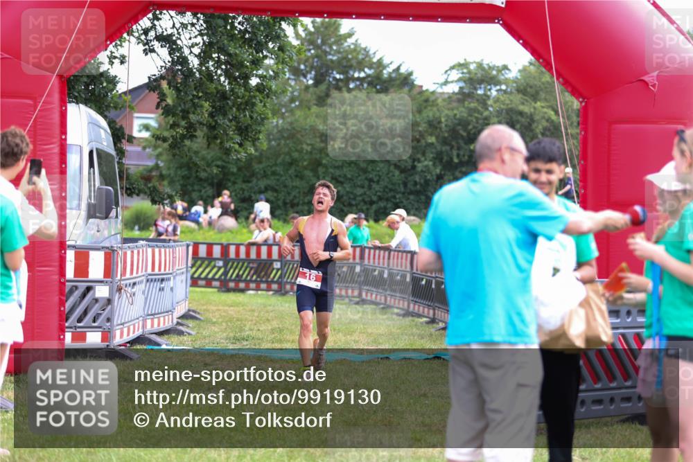 21.06.2026 - 29. Vierlanden-Triathlon Andreas Tolksdorf http://msf.ph/oto/9919130 21.06.2026 12:39:34 Ziel 16 meine-sportfotos.de