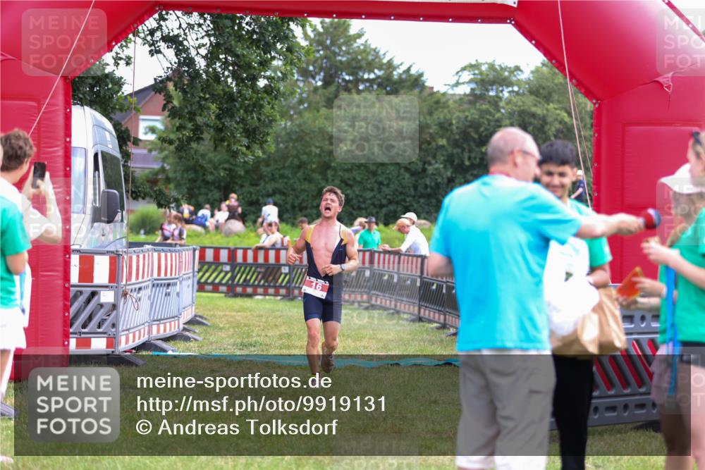 21.06.2026 - 29. Vierlanden-Triathlon Andreas Tolksdorf http://msf.ph/oto/9919131 21.06.2026 12:39:34 Ziel 16 meine-sportfotos.de