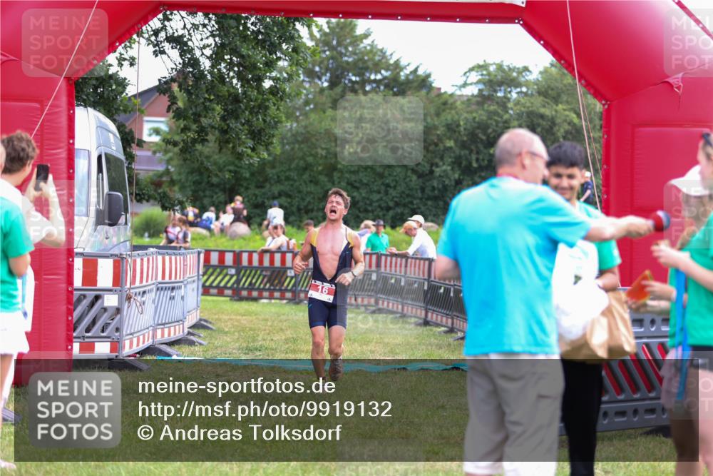 21.06.2026 - 29. Vierlanden-Triathlon Andreas Tolksdorf http://msf.ph/oto/9919132 21.06.2026 12:39:34 Ziel 16 meine-sportfotos.de