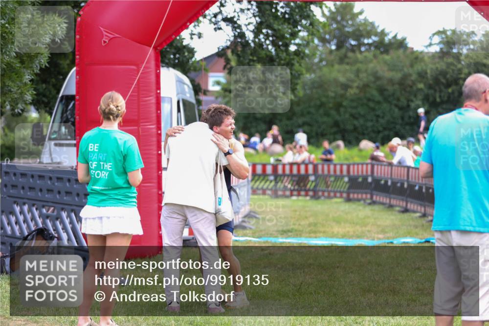 21.06.2026 - 29. Vierlanden-Triathlon Andreas Tolksdorf http://msf.ph/oto/9919135 21.06.2026 12:39:38 Ziel 16 meine-sportfotos.de