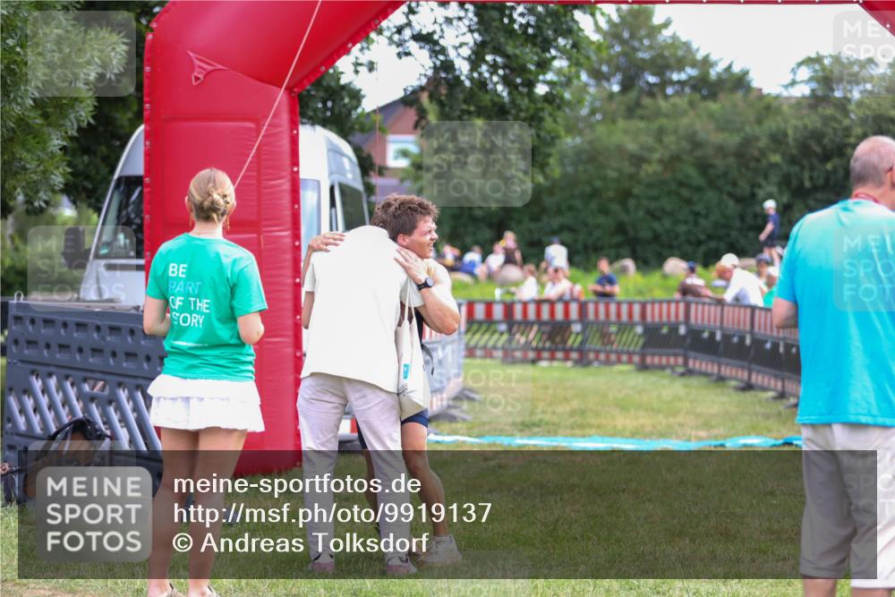 21.06.2026 - 29. Vierlanden-Triathlon Andreas Tolksdorf http://msf.ph/oto/9919137 21.06.2026 12:39:38 Ziel 16 meine-sportfotos.de