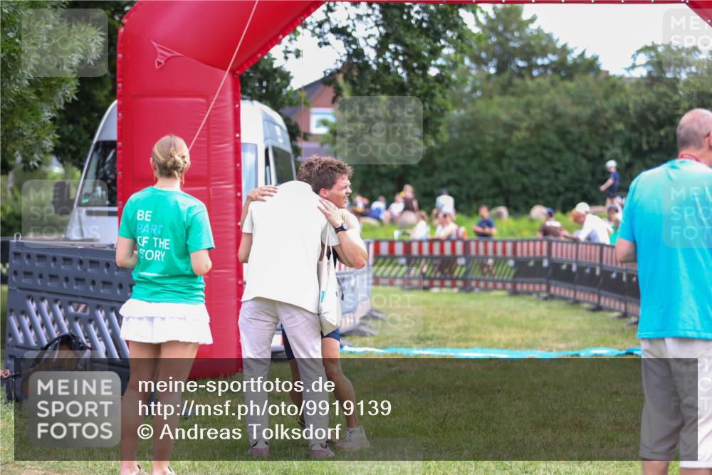 21.06.2026 - 29. Vierlanden-Triathlon Andreas Tolksdorf http://msf.ph/oto/9919139 21.06.2026 12:39:38 Ziel 16 meine-sportfotos.de