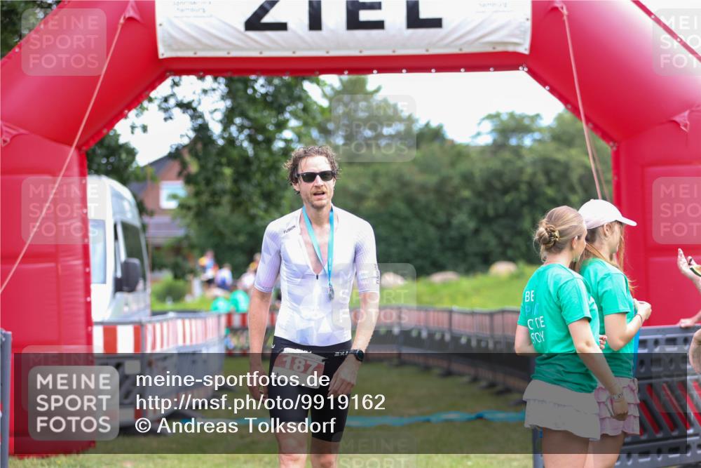 21.06.2026 - 29. Vierlanden-Triathlon Andreas Tolksdorf http://msf.ph/oto/9919162 21.06.2026 12:43:51 Ziel  meine-sportfotos.de