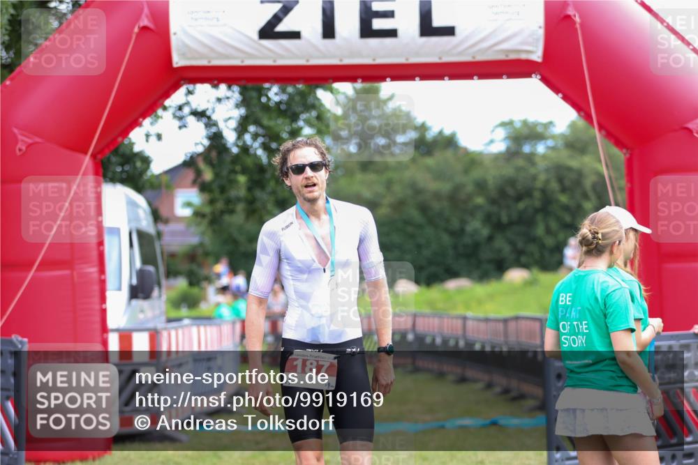 21.06.2026 - 29. Vierlanden-Triathlon Andreas Tolksdorf http://msf.ph/oto/9919169 21.06.2026 12:43:51 Ziel  meine-sportfotos.de