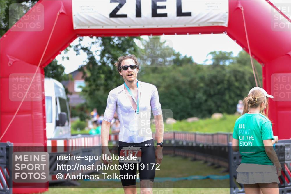 21.06.2026 - 29. Vierlanden-Triathlon Andreas Tolksdorf http://msf.ph/oto/9919172 21.06.2026 12:43:51 Ziel  meine-sportfotos.de