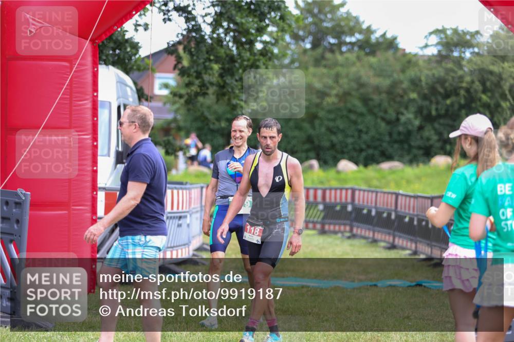 21.06.2026 - 29. Vierlanden-Triathlon Andreas Tolksdorf http://msf.ph/oto/9919187 21.06.2026 12:44:21 Ziel 819 meine-sportfotos.de