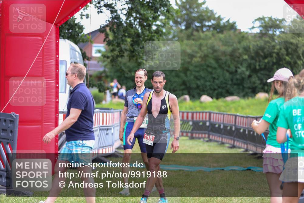 21.06.2026 - 29. Vierlanden-Triathlon Andreas Tolksdorf http://msf.ph/oto/9919188 21.06.2026 12:44:21 Ziel 819 meine-sportfotos.de