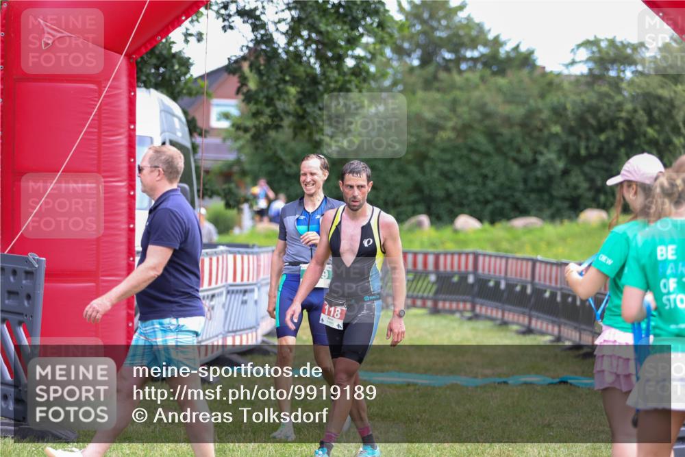 21.06.2026 - 29. Vierlanden-Triathlon Andreas Tolksdorf http://msf.ph/oto/9919189 21.06.2026 12:44:21 Ziel 819 meine-sportfotos.de