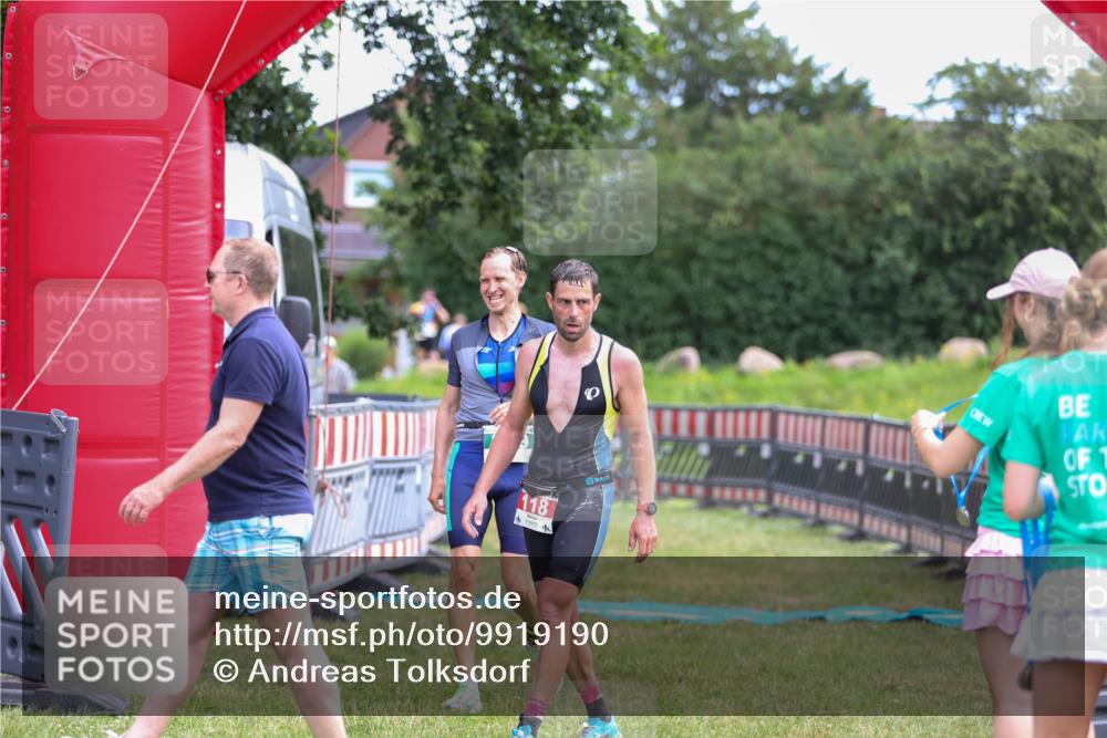 21.06.2026 - 29. Vierlanden-Triathlon Andreas Tolksdorf http://msf.ph/oto/9919190 21.06.2026 12:44:21 Ziel 819 meine-sportfotos.de