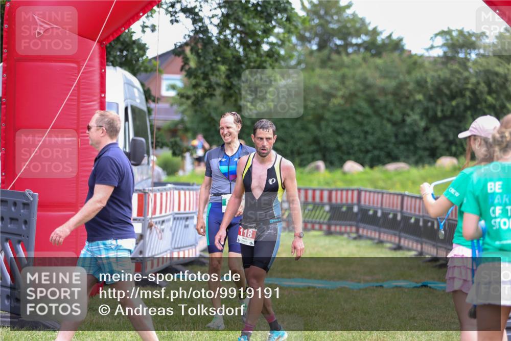 21.06.2026 - 29. Vierlanden-Triathlon Andreas Tolksdorf http://msf.ph/oto/9919191 21.06.2026 12:44:21 Ziel 819 meine-sportfotos.de