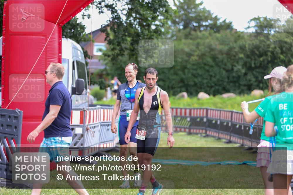 21.06.2026 - 29. Vierlanden-Triathlon Andreas Tolksdorf http://msf.ph/oto/9919192 21.06.2026 12:44:21 Ziel 819 meine-sportfotos.de