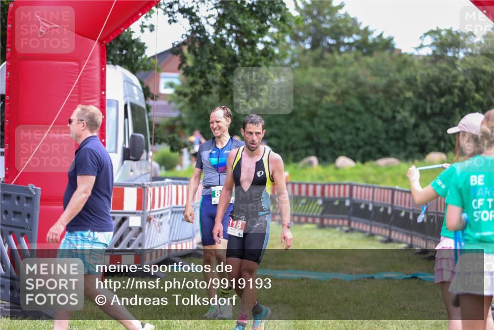 21.06.2026 - 29. Vierlanden-Triathlon Andreas Tolksdorf http://msf.ph/oto/9919193 21.06.2026 12:44:21 Ziel 819 meine-sportfotos.de