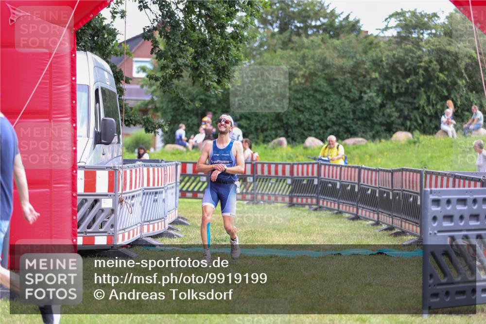21.06.2026 - 29. Vierlanden-Triathlon Andreas Tolksdorf http://msf.ph/oto/9919199 21.06.2026 12:44:37 Ziel 667 meine-sportfotos.de