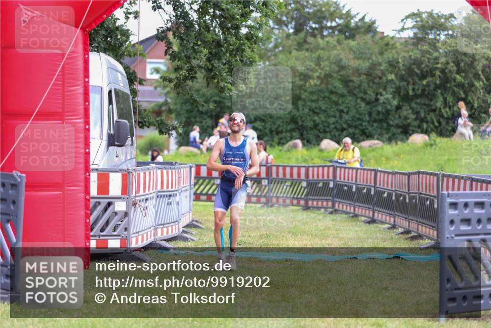 21.06.2026 - 29. Vierlanden-Triathlon Andreas Tolksdorf http://msf.ph/oto/9919202 21.06.2026 12:44:37 Ziel 667 meine-sportfotos.de