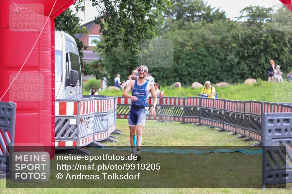 21.06.2026 - 29. Vierlanden-Triathlon Andreas Tolksdorf http://msf.ph/oto/9919205 21.06.2026 12:44:37 Ziel 667 meine-sportfotos.de