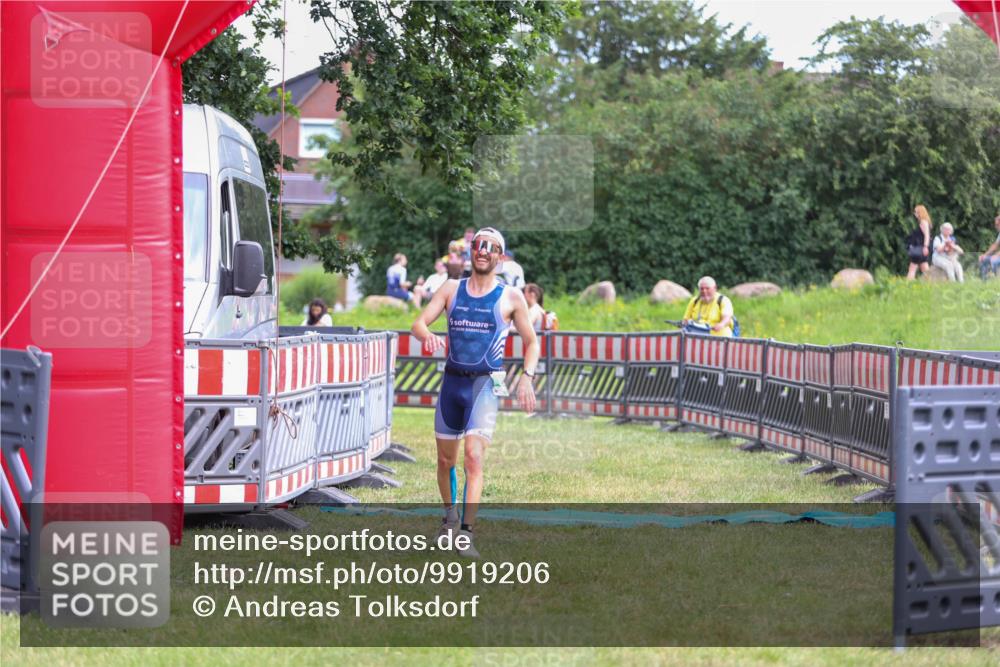 21.06.2026 - 29. Vierlanden-Triathlon Andreas Tolksdorf http://msf.ph/oto/9919206 21.06.2026 12:44:37 Ziel 667 meine-sportfotos.de