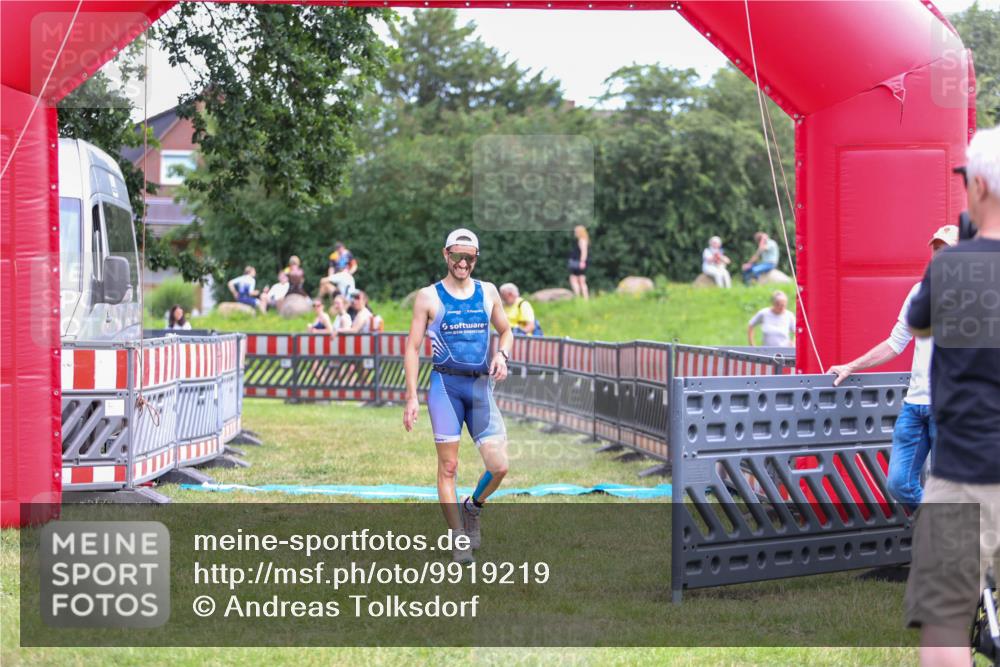 21.06.2026 - 29. Vierlanden-Triathlon Andreas Tolksdorf http://msf.ph/oto/9919219 21.06.2026 12:44:39 Ziel 667 meine-sportfotos.de
