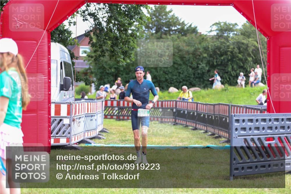 21.06.2026 - 29. Vierlanden-Triathlon Andreas Tolksdorf http://msf.ph/oto/9919223 21.06.2026 12:45:48 Ziel 686 meine-sportfotos.de