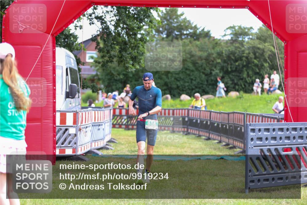 21.06.2026 - 29. Vierlanden-Triathlon Andreas Tolksdorf http://msf.ph/oto/9919234 21.06.2026 12:45:48 Ziel 686 meine-sportfotos.de