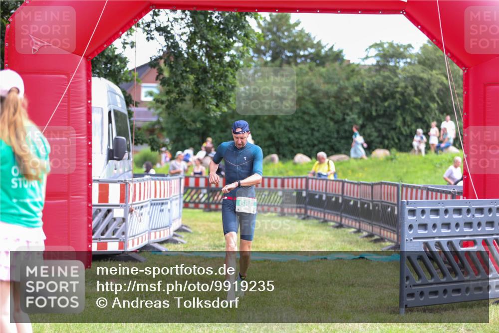 21.06.2026 - 29. Vierlanden-Triathlon Andreas Tolksdorf http://msf.ph/oto/9919235 21.06.2026 12:45:48 Ziel 686 meine-sportfotos.de