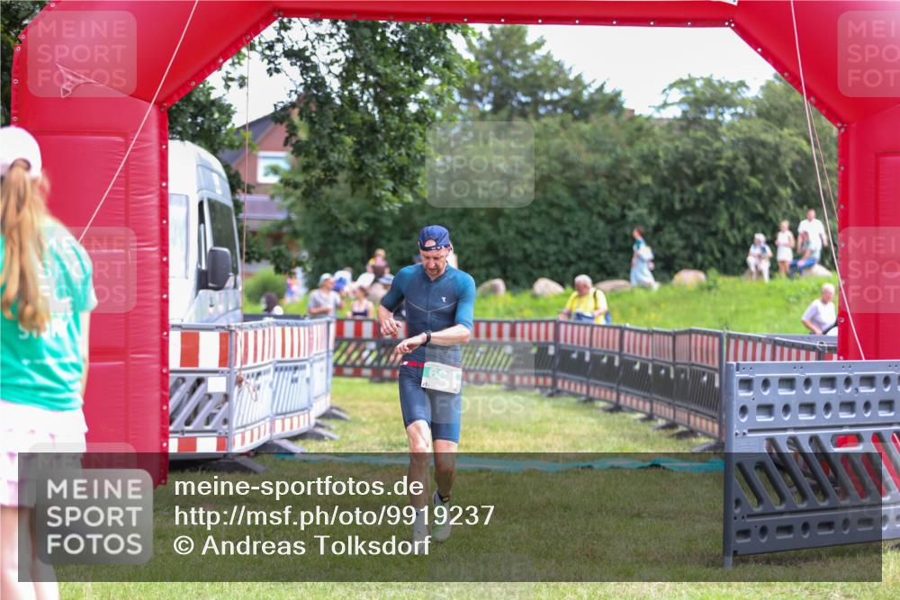 21.06.2026 - 29. Vierlanden-Triathlon Andreas Tolksdorf http://msf.ph/oto/9919237 21.06.2026 12:45:48 Ziel 686 meine-sportfotos.de