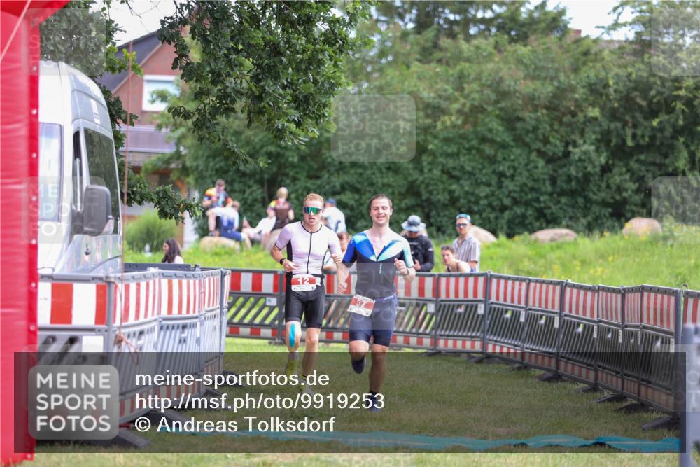 21.06.2026 - 29. Vierlanden-Triathlon Andreas Tolksdorf http://msf.ph/oto/9919253 21.06.2026 12:46:25 Ziel 12, 57 meine-sportfotos.de