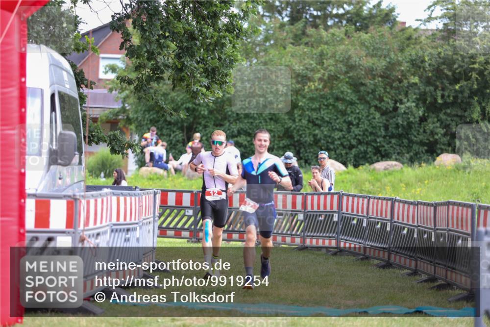 21.06.2026 - 29. Vierlanden-Triathlon Andreas Tolksdorf http://msf.ph/oto/9919254 21.06.2026 12:46:25 Ziel 12, 57 meine-sportfotos.de