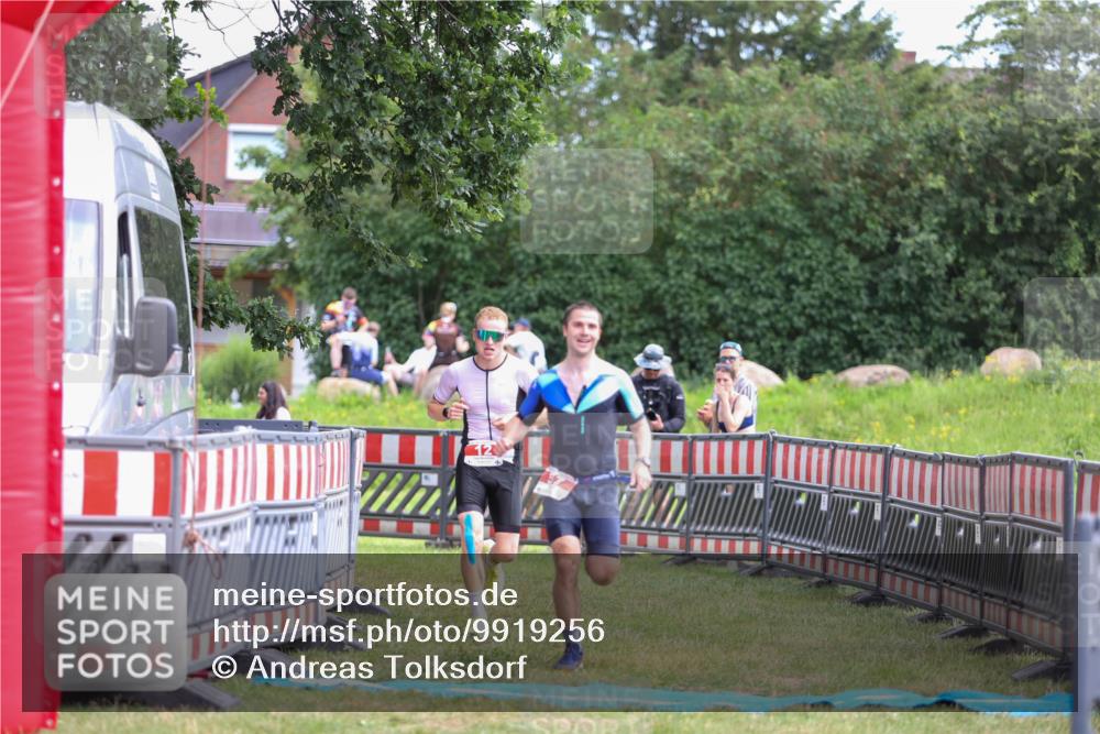 21.06.2026 - 29. Vierlanden-Triathlon Andreas Tolksdorf http://msf.ph/oto/9919256 21.06.2026 12:46:25 Ziel 12, 57 meine-sportfotos.de
