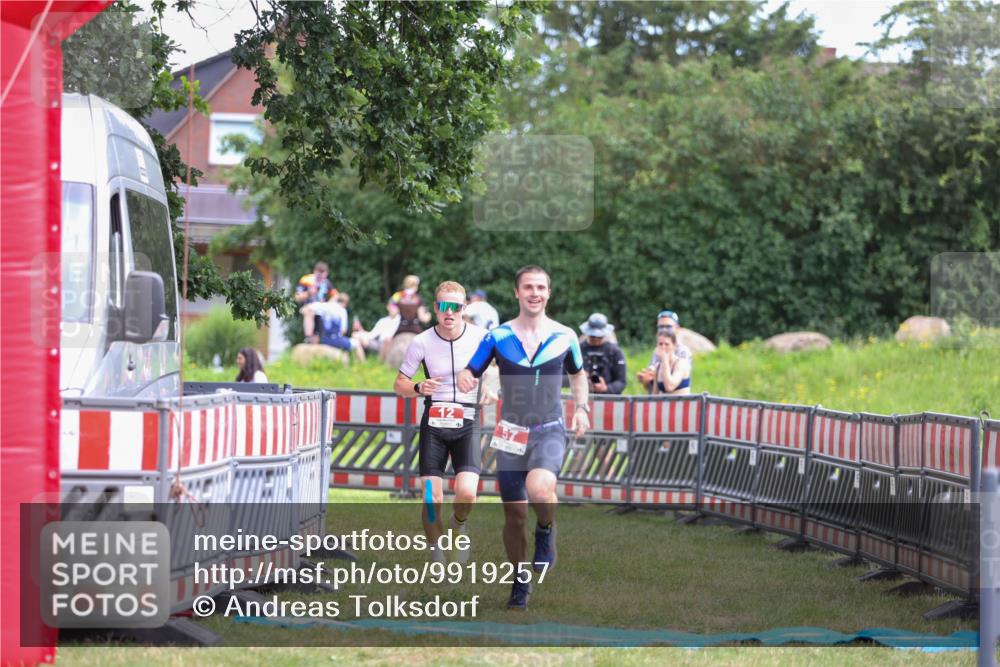 21.06.2026 - 29. Vierlanden-Triathlon Andreas Tolksdorf http://msf.ph/oto/9919257 21.06.2026 12:46:25 Ziel 12, 57 meine-sportfotos.de