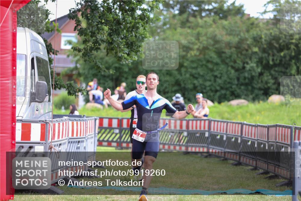 21.06.2026 - 29. Vierlanden-Triathlon Andreas Tolksdorf http://msf.ph/oto/9919260 21.06.2026 12:46:26 Ziel 12, 57 meine-sportfotos.de