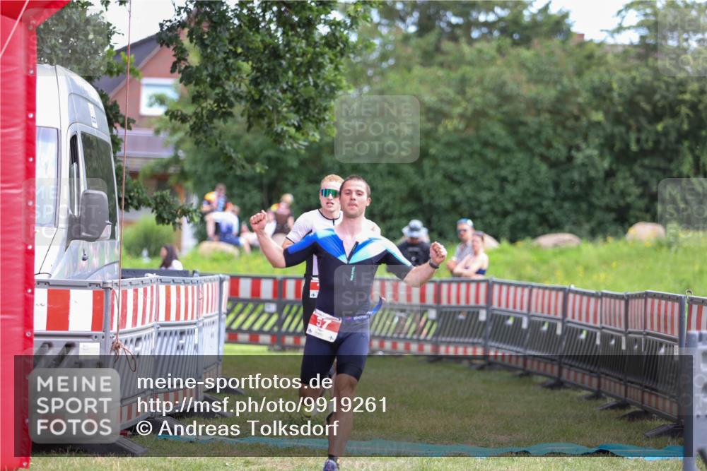 21.06.2026 - 29. Vierlanden-Triathlon Andreas Tolksdorf http://msf.ph/oto/9919261 21.06.2026 12:46:26 Ziel 12, 57 meine-sportfotos.de