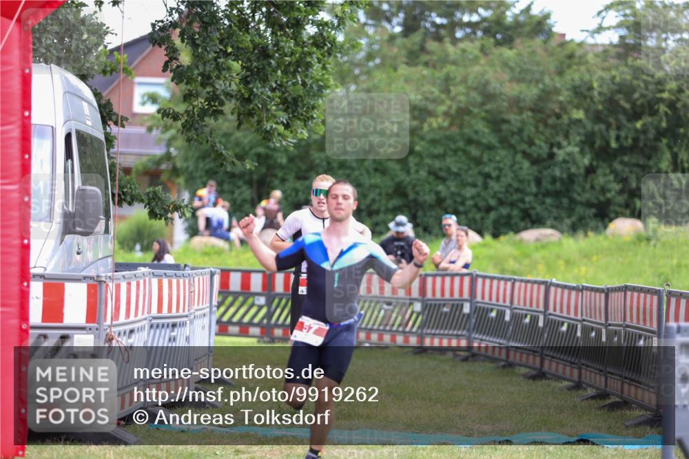 21.06.2026 - 29. Vierlanden-Triathlon Andreas Tolksdorf http://msf.ph/oto/9919262 21.06.2026 12:46:26 Ziel 12, 57 meine-sportfotos.de
