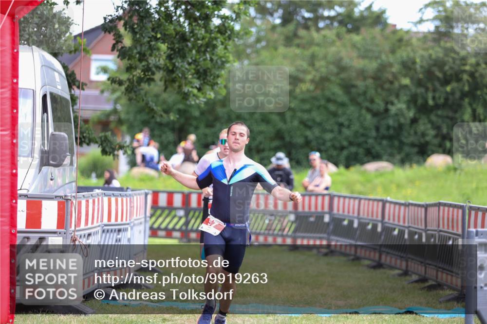 21.06.2026 - 29. Vierlanden-Triathlon Andreas Tolksdorf http://msf.ph/oto/9919263 21.06.2026 12:46:26 Ziel 12, 57 meine-sportfotos.de