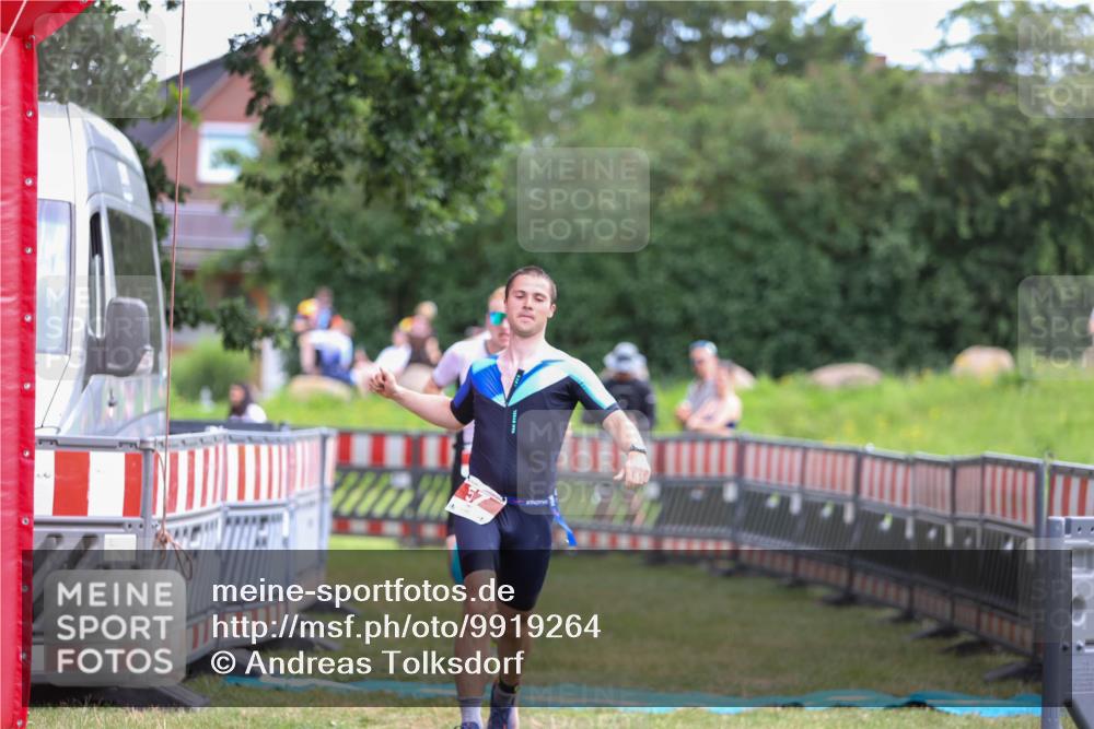 21.06.2026 - 29. Vierlanden-Triathlon Andreas Tolksdorf http://msf.ph/oto/9919264 21.06.2026 12:46:26 Ziel 12, 57 meine-sportfotos.de