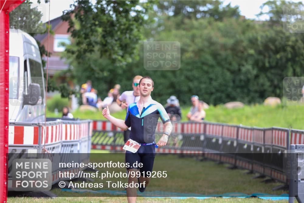 21.06.2026 - 29. Vierlanden-Triathlon Andreas Tolksdorf http://msf.ph/oto/9919265 21.06.2026 12:46:26 Ziel 12, 57 meine-sportfotos.de