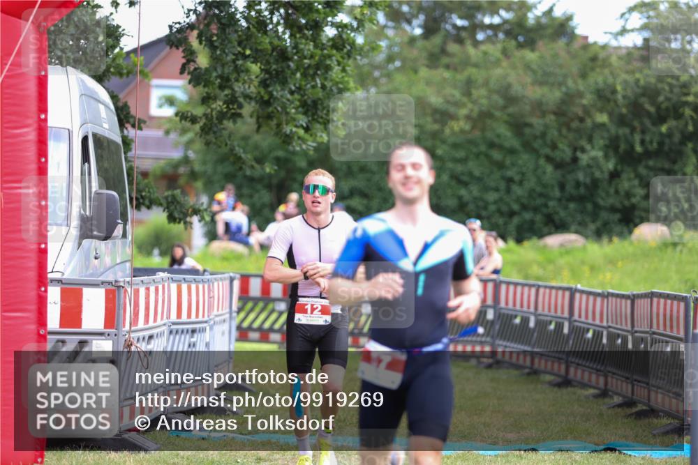 21.06.2026 - 29. Vierlanden-Triathlon Andreas Tolksdorf http://msf.ph/oto/9919269 21.06.2026 12:46:27 Ziel 12, 57 meine-sportfotos.de