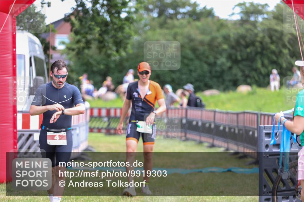 21.06.2026 - 29. Vierlanden-Triathlon Andreas Tolksdorf http://msf.ph/oto/9919303 21.06.2026 12:47:13 Ziel 704 meine-sportfotos.de