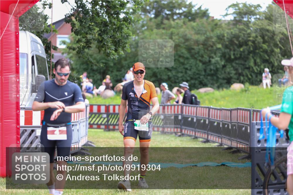 21.06.2026 - 29. Vierlanden-Triathlon Andreas Tolksdorf http://msf.ph/oto/9919304 21.06.2026 12:47:13 Ziel 704 meine-sportfotos.de