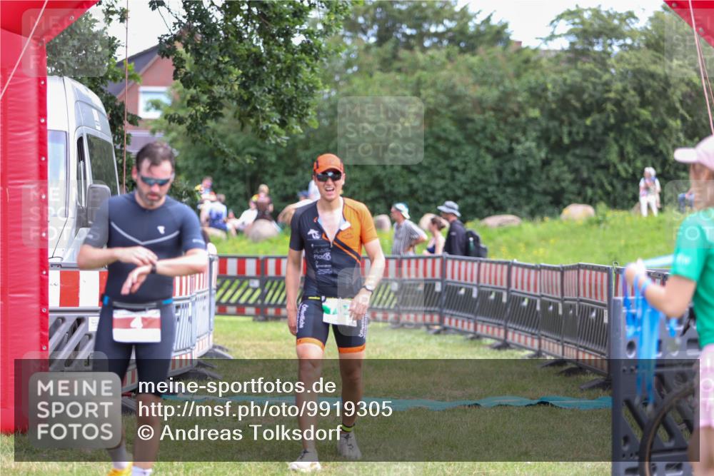 21.06.2026 - 29. Vierlanden-Triathlon Andreas Tolksdorf http://msf.ph/oto/9919305 21.06.2026 12:47:13 Ziel 704 meine-sportfotos.de