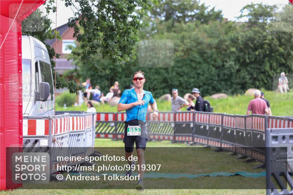 21.06.2026 - 29. Vierlanden-Triathlon Andreas Tolksdorf http://msf.ph/oto/9919307 21.06.2026 12:47:36 Ziel 653 meine-sportfotos.de